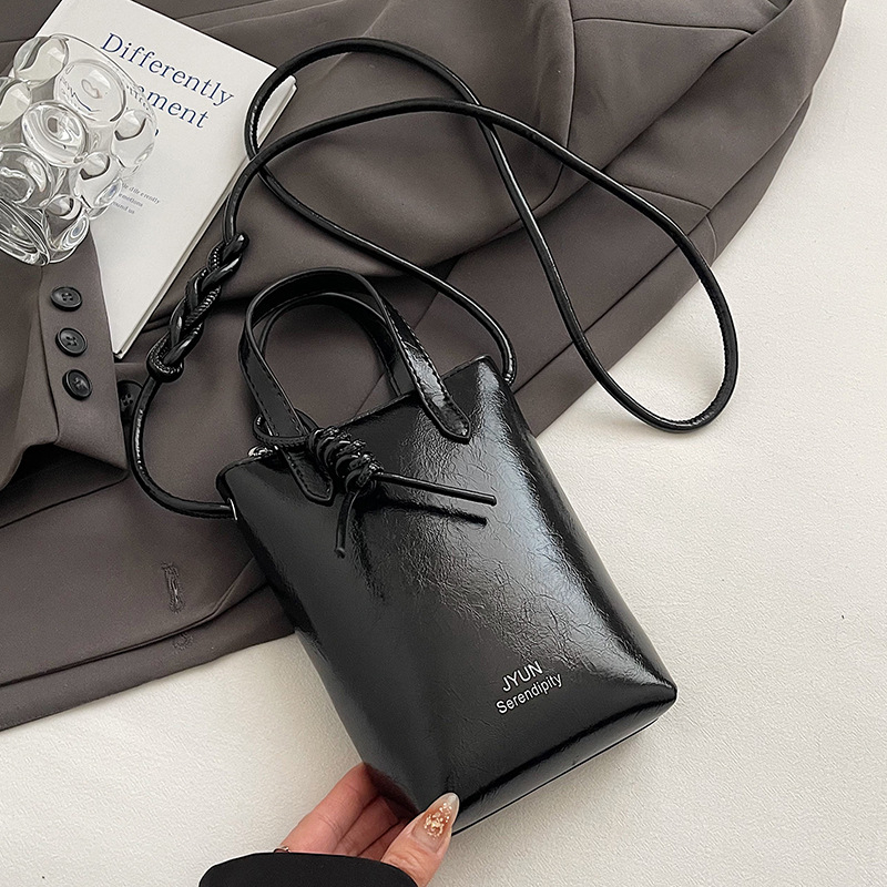 PU ämberlaadse koti lukuga, sisetaskud telefoni ja ID-kaardile, voodrita