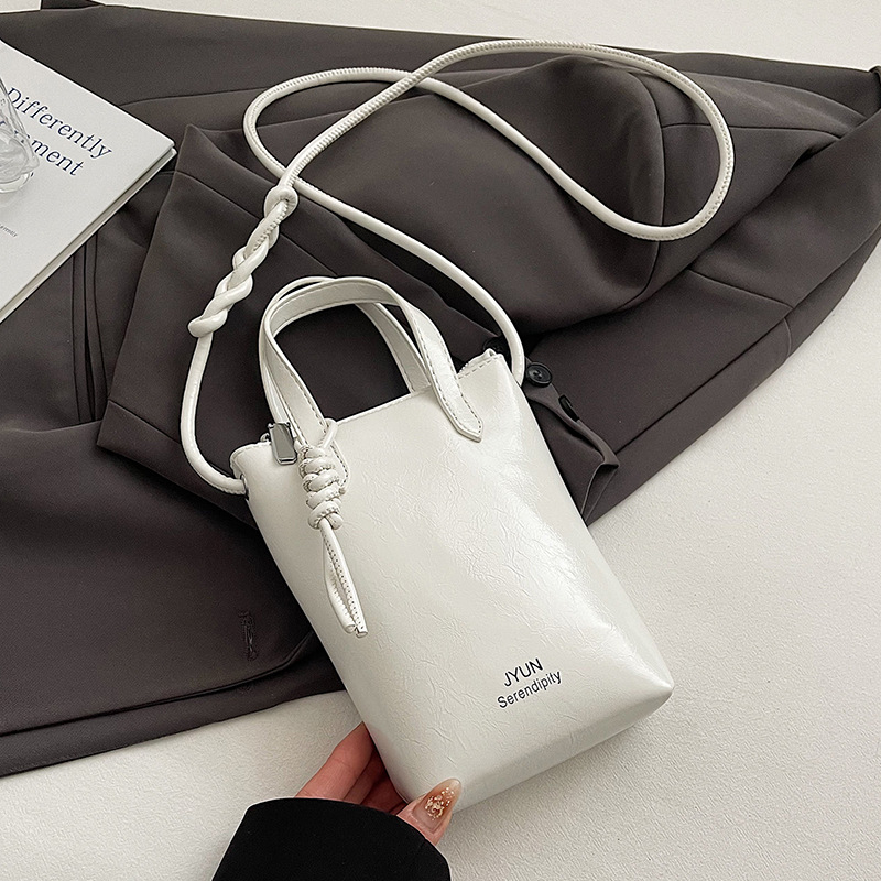 PU ämberlaadse koti lukuga, sisetaskud telefoni ja ID-kaardile, voodrita