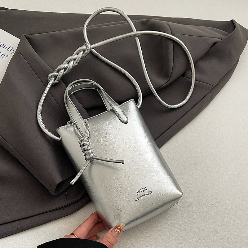 PU ämberlaadse koti lukuga, sisetaskud telefoni ja ID-kaardile, voodrita