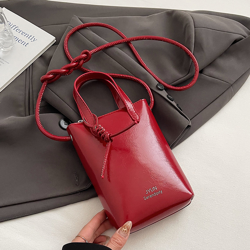 PU ämberlaadse koti lukuga, sisetaskud telefoni ja ID-kaardile, voodrita