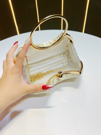 Női kézitáska pliszírozott dizájnnal, estélyi/parti táska gyűrűs fogantyúval, poliészter anyag, zseb a telefonnak és az igazolvány számára