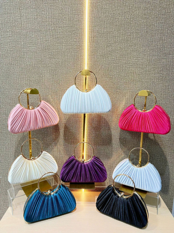 Crossbody táska selyemből, kagyló alakú doboz formájú, záras, mobiltelefon- és személyi igazolvány zsebbel, poliészter bélés