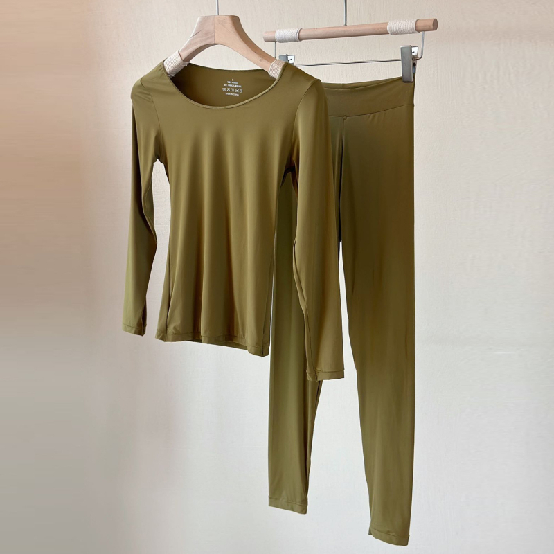 Дамски термокомплект от ултра тънък базов слой, безшевен дизайн, материя приятна към кожата, запазва топлината, горнище с дълъг ръкав и дълги панталони
