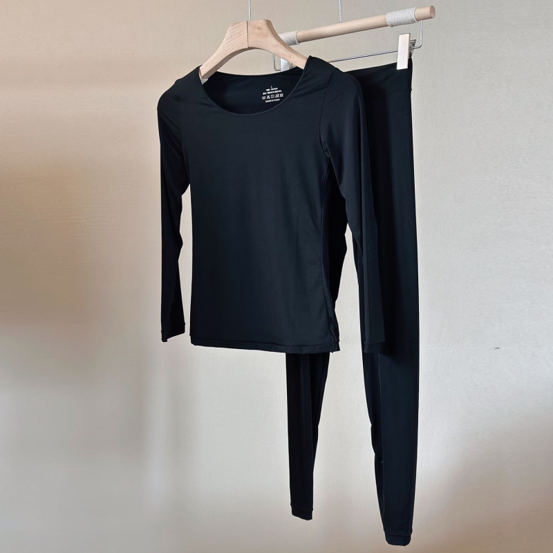 Дамски термокомплект от ултра тънък базов слой, безшевен дизайн, материя приятна към кожата, запазва топлината, горнище с дълъг ръкав и дълги панталони