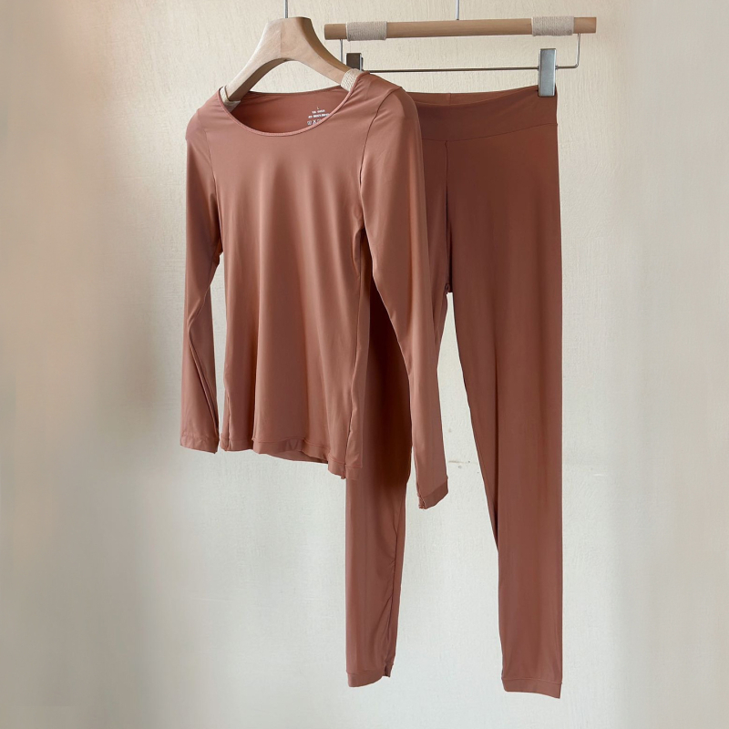 Дамски термокомплект от ултра тънък базов слой, безшевен дизайн, материя приятна към кожата, запазва топлината, горнище с дълъг ръкав и дълги панталони