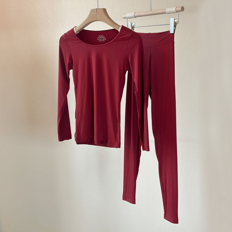 Дамски термокомплект от ултра тънък базов слой, безшевен дизайн, материя приятна към кожата, запазва топлината, горнище с дълъг ръкав и дълги панталони