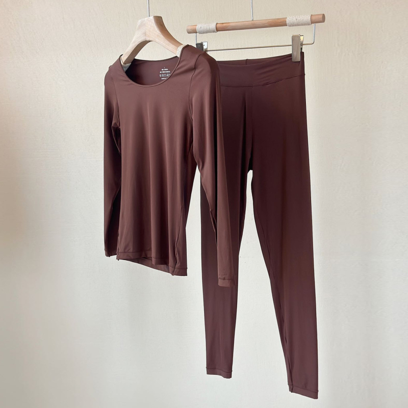 Дамски термокомплект от ултра тънък базов слой, безшевен дизайн, материя приятна към кожата, запазва топлината, горнище с дълъг ръкав и дълги панталони