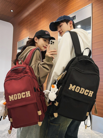 Koolikott nailonist, maht 20–35 l, kulumist vastupidav, kumerad õlarihmad, linnastiil