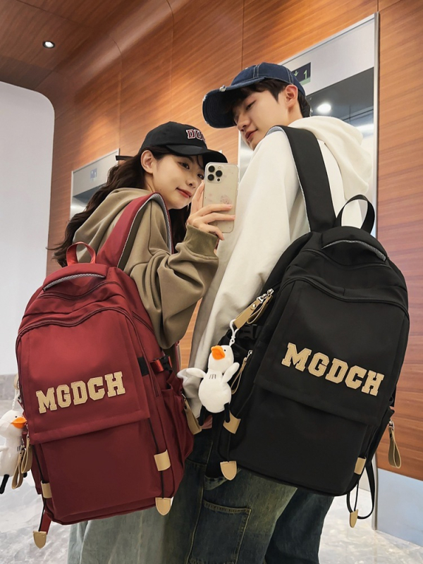 Koolikott nailonist, maht 20–35 l, kulumist vastupidav, kumerad õlarihmad, linnastiil