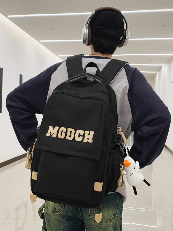 Koolikott nailonist, maht 20–35 l, kulumist vastupidav, kumerad õlarihmad, linnastiil