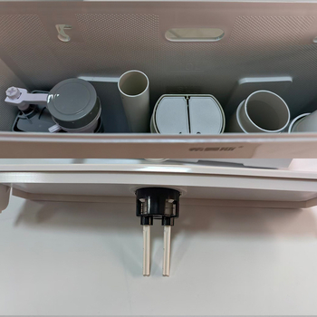 Himans PP plastmasinis išskalavimo bakelis klozetui – squat tipo, sieninis montavimas, rankinis išplovimas, išplovimo talpa 5/8 L, modernus minimalistinis dizainas, pilnas komplektas