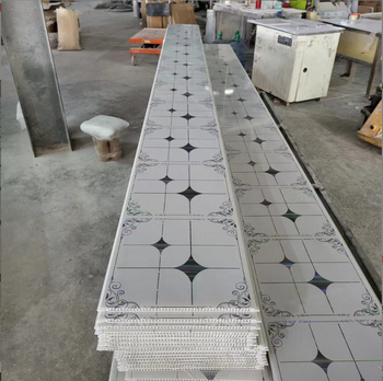 PVC stropný panel s L-tvarovanou sponou, laminovaný povrch, hrúbka 6-10 mm, dlhý pás / štvorcová doska