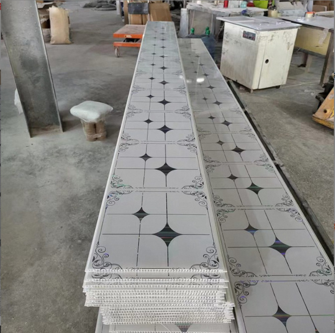 PVC stropný panel s L-tvarovanou sponou, laminovaný povrch, hrúbka 6-10 mm, dlhý pás / štvorcová doska