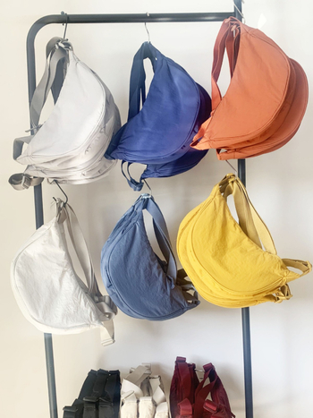 Marangue Dumpling-stiilis nailonist crossbody kott, tõmblukkiga avamine, polüestri vooder, kolmemõõtmiline väline disain