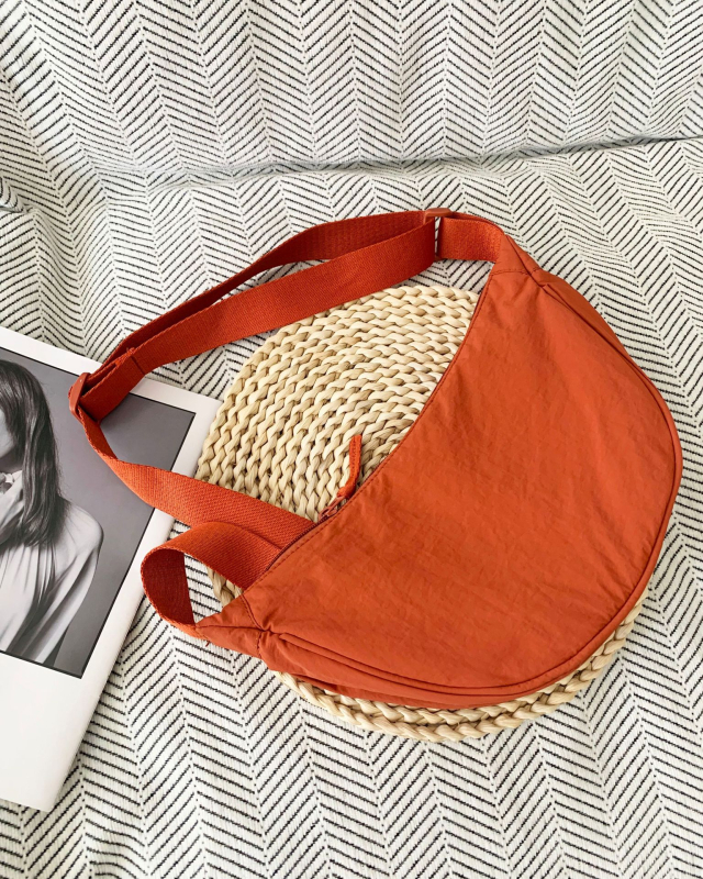 Marangue Dumpling-stiilis nailonist crossbody kott, tõmblukkiga avamine, polüestri vooder, kolmemõõtmiline väline disain