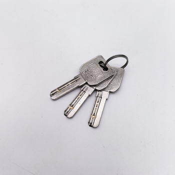 Zámkový valec – KFC cylindr zámku dverí s dvojitým otvorením; materiál: zliatina zinku + meď; hmotnosť 160 g; kompatibilný s KFC zámkom do dverí; moderný minimalistický štýl