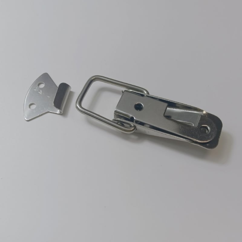 A04 modell vas-nikkelált rugós retesz záró dobozhoz Duckbill csattal