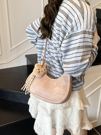 Női alkar-táska, PU anyag, dumpling forma, cipzáros nyitás, belső cipzáros zseb, poliészter bélés