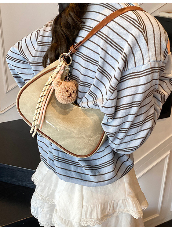 Női alkar-táska, PU anyag, dumpling forma, cipzáros nyitás, belső cipzáros zseb, poliészter bélés