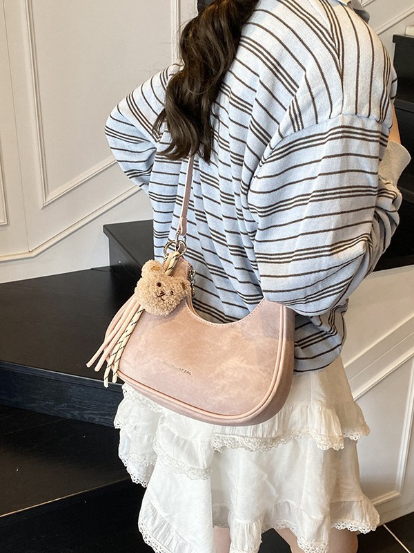 Női alkar-táska, PU anyag, dumpling forma, cipzáros nyitás, belső cipzáros zseb, poliészter bélés