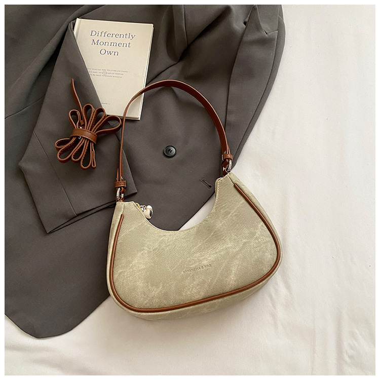 Női alkar-táska, PU anyag, dumpling forma, cipzáros nyitás, belső cipzáros zseb, poliészter bélés