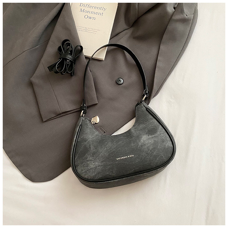 Női alkar-táska, PU anyag, dumpling forma, cipzáros nyitás, belső cipzáros zseb, poliészter bélés