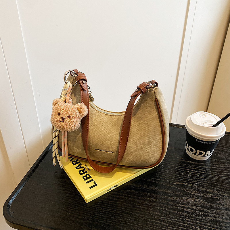 Női alkar-táska, PU anyag, dumpling forma, cipzáros nyitás, belső cipzáros zseb, poliészter bélés