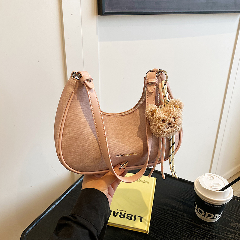 Női alkar-táska, PU anyag, dumpling forma, cipzáros nyitás, belső cipzáros zseb, poliészter bélés