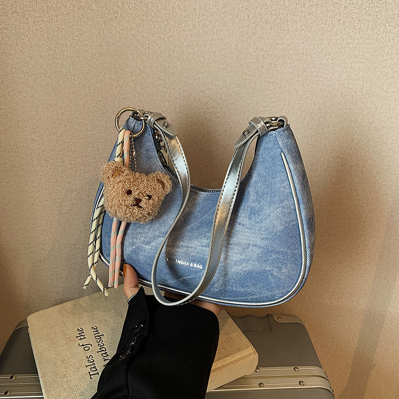 Női alkar-táska, PU anyag, dumpling forma, cipzáros nyitás, belső cipzáros zseb, poliészter bélés