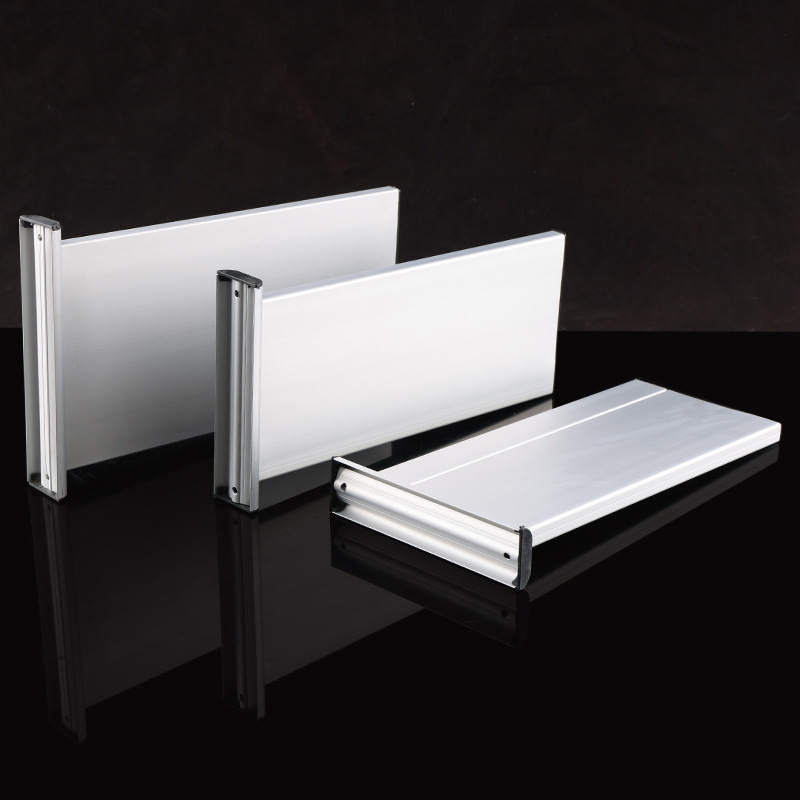 Vienpusė aliuminio lydinio skyriaus žymė su įduba; horizontali ir vertikali tuščia durų žymė