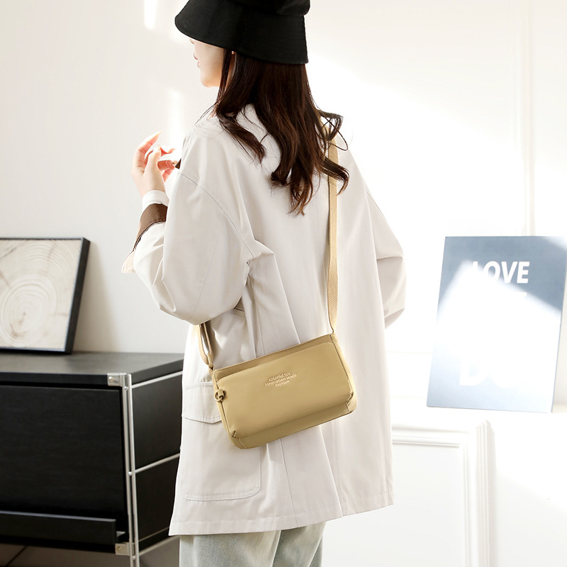 Colorful Fox női crossbody táska — Nylon, városi minimalist stílus, horizontális négyzet alakú forma, cipzár