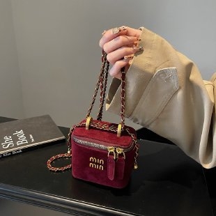 Вълнена чанта през рамо с цип, хоризонтална квадратна форма и подплата от полиестер.