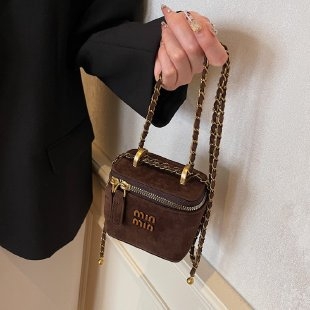 Вълнена чанта през рамо с цип, хоризонтална квадратна форма и подплата от полиестер.