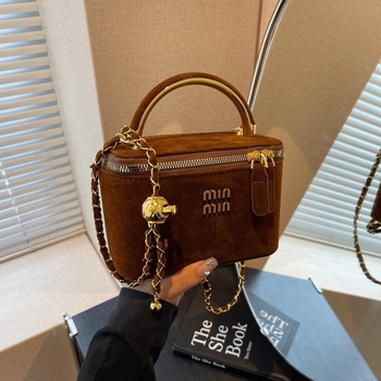 Вълнена чанта през рамо с цип, хоризонтална квадратна форма и подплата от полиестер.