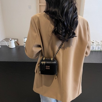 Вълнена чанта през рамо с цип, хоризонтална квадратна форма и подплата от полиестер.