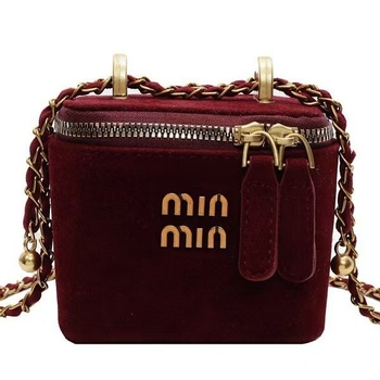 Вълнена чанта през рамо с цип, хоризонтална квадратна форма и подплата от полиестер.