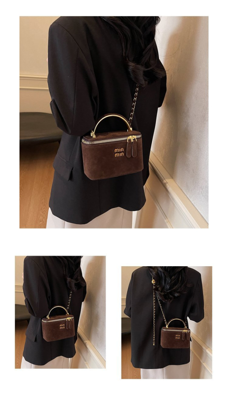 Вълнена чанта през рамо с цип, хоризонтална квадратна форма и подплата от полиестер.