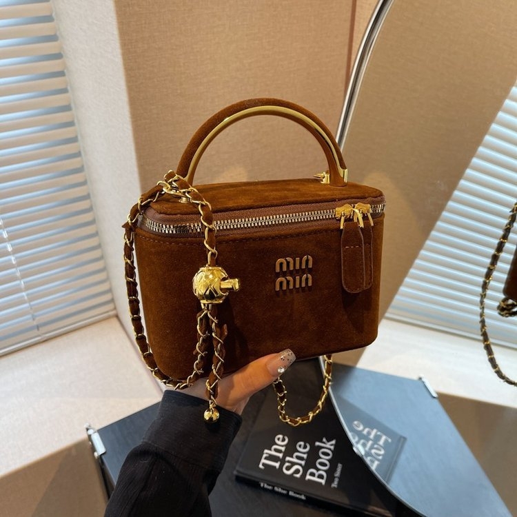 Вълнена чанта през рамо с цип, хоризонтална квадратна форма и подплата от полиестер.