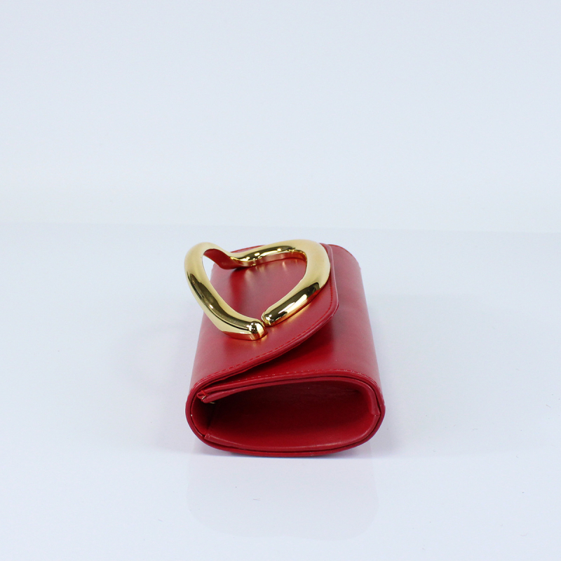 Lánccal ellátott kézitáska — PU anyag, poliészter bélés, belső dokumentumzseb, mágneszár, horizontálisan téglalap alakú forma.