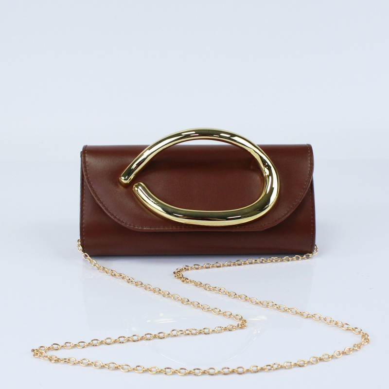 Lánccal ellátott kézitáska — PU anyag, poliészter bélés, belső dokumentumzseb, mágneszár, horizontálisan téglalap alakú forma.