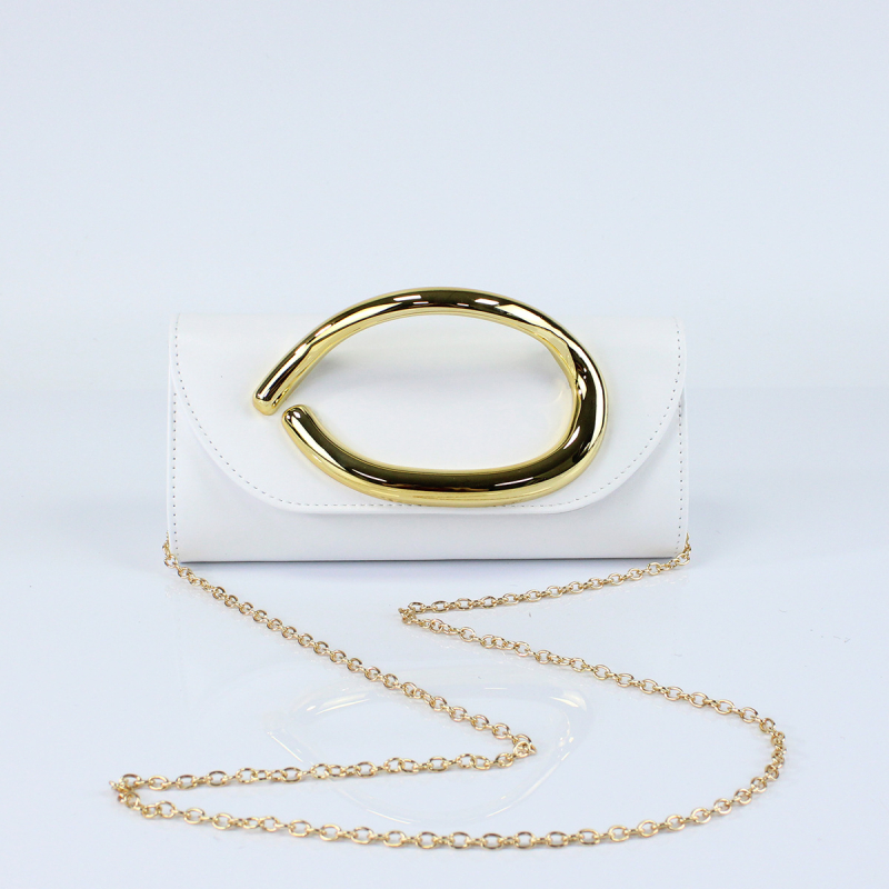 Lánccal ellátott kézitáska — PU anyag, poliészter bélés, belső dokumentumzseb, mágneszár, horizontálisan téglalap alakú forma.