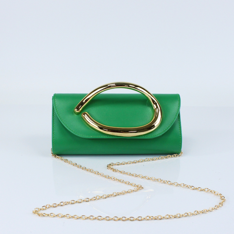 Lánccal ellátott kézitáska — PU anyag, poliészter bélés, belső dokumentumzseb, mágneszár, horizontálisan téglalap alakú forma.