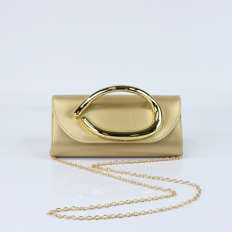 Lánccal ellátott kézitáska — PU anyag, poliészter bélés, belső dokumentumzseb, mágneszár, horizontálisan téglalap alakú forma.