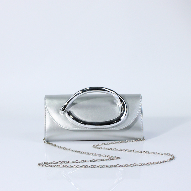 Lánccal ellátott kézitáska — PU anyag, poliészter bélés, belső dokumentumzseb, mágneszár, horizontálisan téglalap alakú forma.