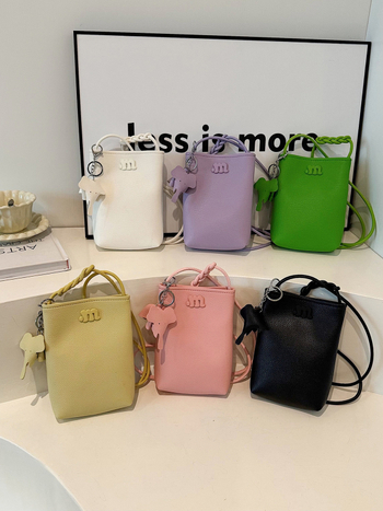 Geantă crossbody din PU, stil street-fashion, formă verticală pătrată, închidere magnetică, buzunare interne pentru telefon și ID