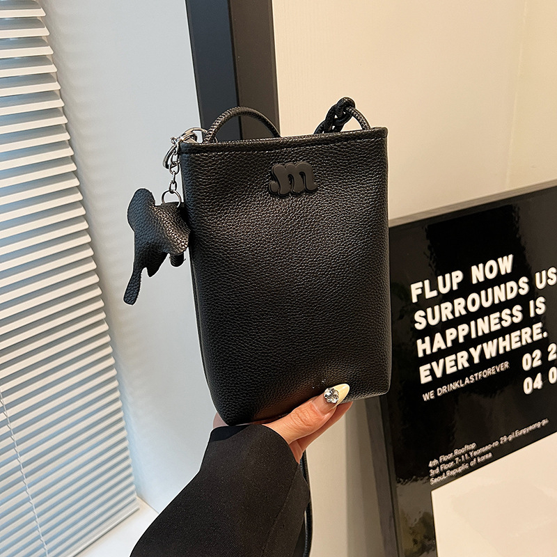 Geantă crossbody din PU, stil street-fashion, formă verticală pătrată, închidere magnetică, buzunare interne pentru telefon și ID