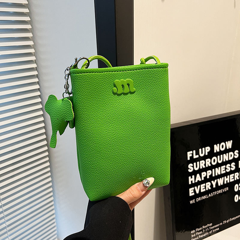 Geantă crossbody din PU, stil street-fashion, formă verticală pătrată, închidere magnetică, buzunare interne pentru telefon și ID