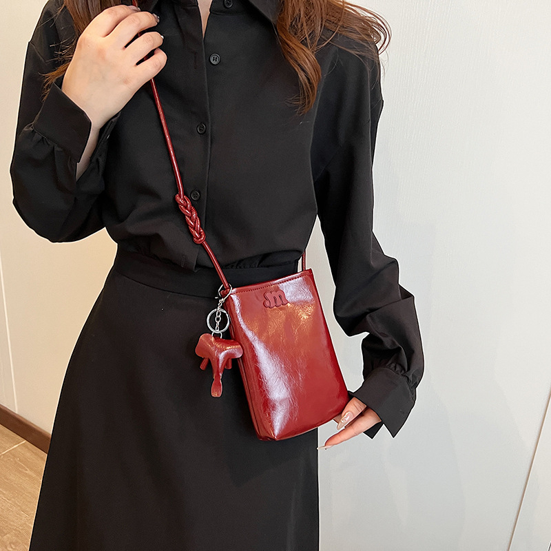 Geantă crossbody din PU, stil street-fashion, formă verticală pătrată, închidere magnetică, buzunare interne pentru telefon și ID