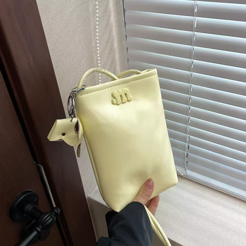 Geantă crossbody din PU, stil street-fashion, formă verticală pătrată, închidere magnetică, buzunare interne pentru telefon și ID