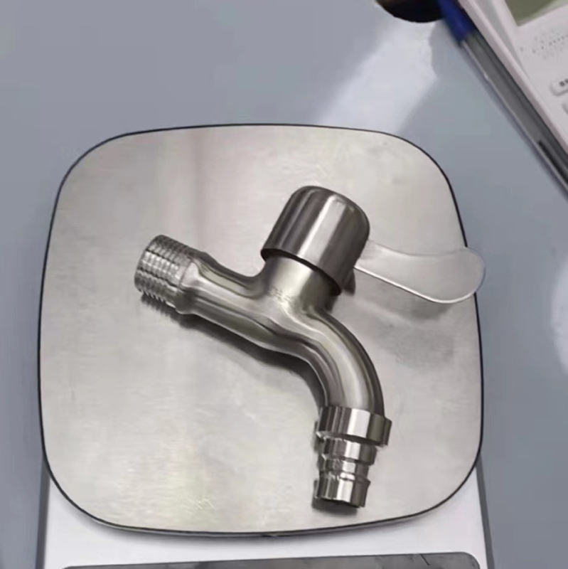 Nástený kohútik z nehrdzavejúcej ocele 304, Leverton 14572 – brúsený povrch, montáž do steny, 0–90°C, tlak 0,8 MPa, priemer sedadla 20 mm